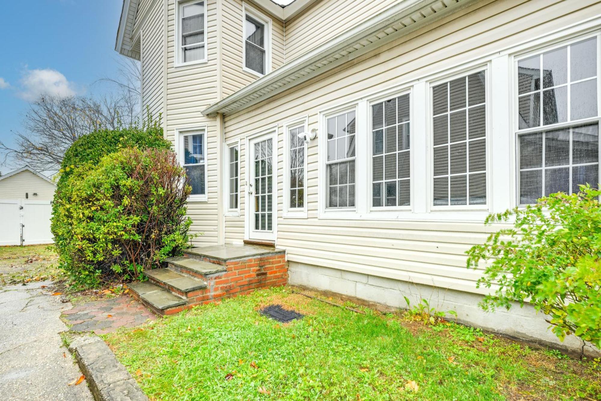 Charming Long Island Home With Fenced Yard! Freeport Bagian luar foto